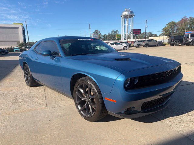 Used 2022 Dodge Challenger SXT w/ Driver Convenience Group RWD image 4