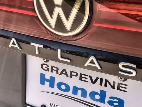 Used 2024 Volkswagen Atlas Peak Edition SE image 8