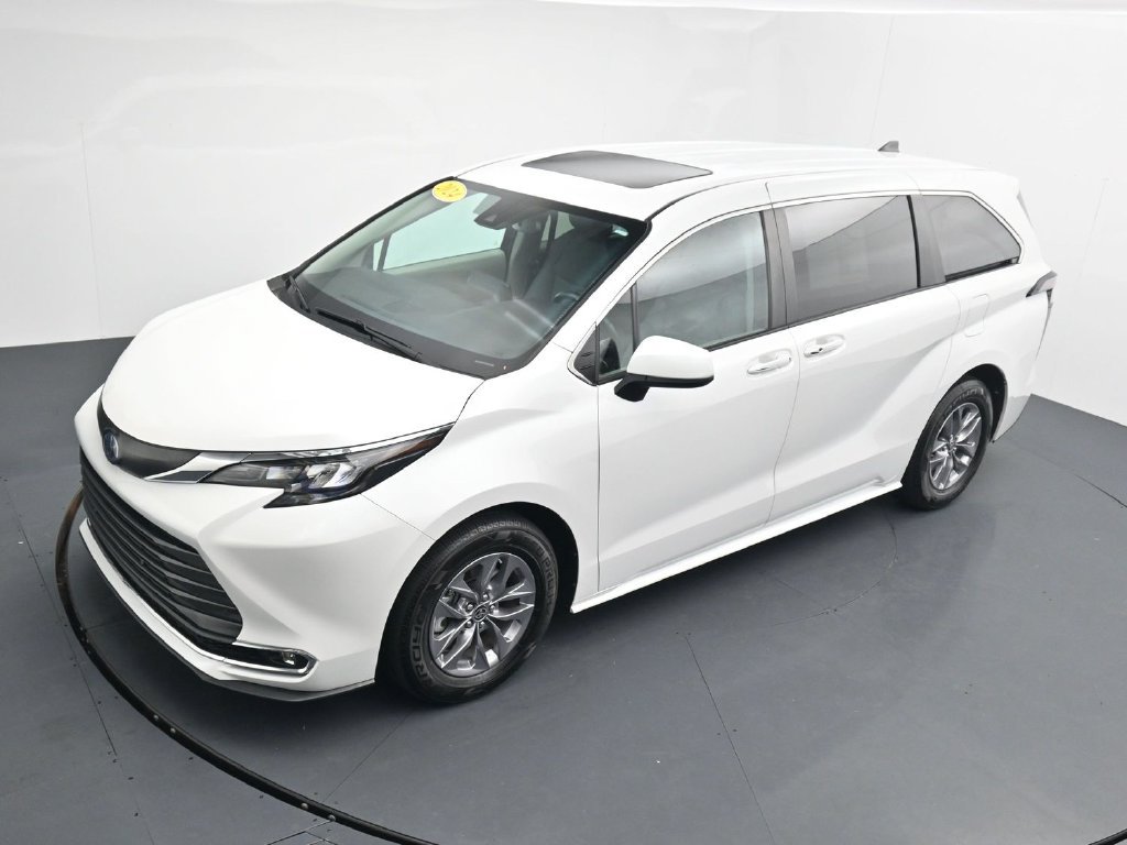 Used 2024 Toyota Sienna XLE FWD image 26