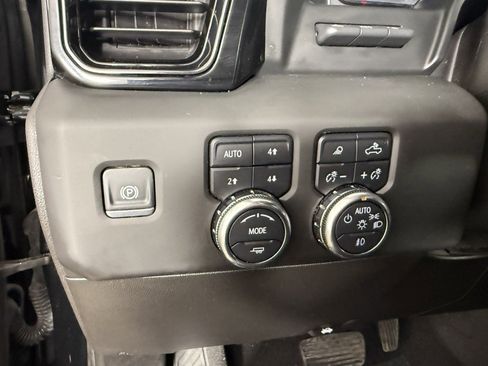 Used 2025 GMC Sierra 1500 AT4 w/ Technology Package AWD/4WD image 24