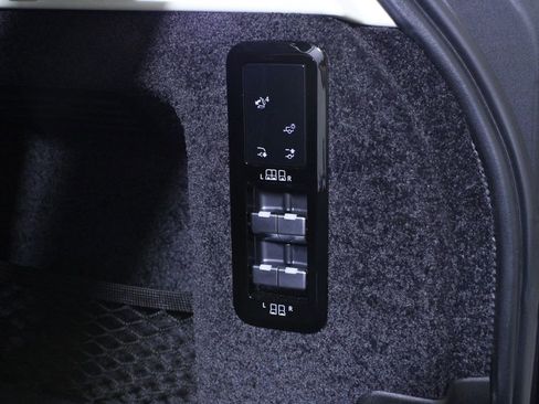 Used 2024 Land Rover Range Rover Long Wheelbase SE image 11