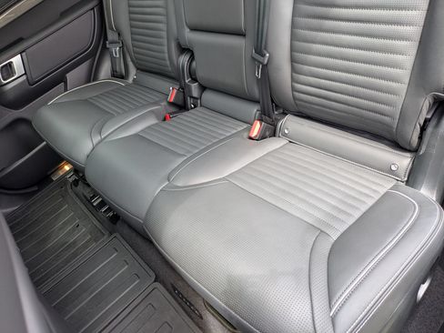 Used 2023 Land Rover Discovery Metropolitan Edition AWD/4WD image 57