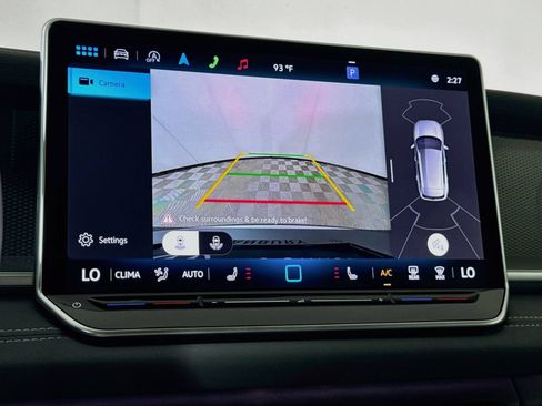 Used 2025 Volkswagen Tiguan SE w/ Panoramic Sunroof Package AWD/4WD image 17