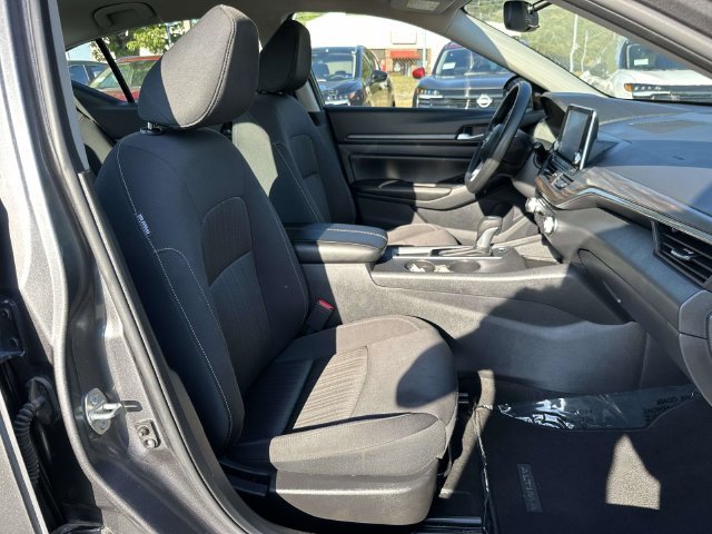 Used 2025 Nissan Altima 2.5 SV FWD image 9