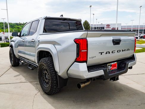 Certified 2024 Toyota Tacoma TRD Sport w/ TRD Sport Premium Package AWD/4WD image 6
