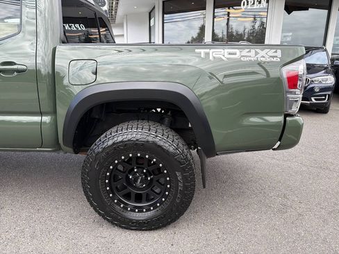 Used 2021 Toyota Tacoma TRD Off-Road w/ TRD Premium Off Road Package AWD/4WD image 4