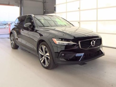 Used 2025 Volvo V60 B5 Cross Country Plus AWD/4WD image 4