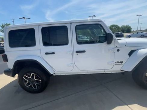 Used 2025 Jeep Wrangler Unlimited Sahara AWD/4WD image 3