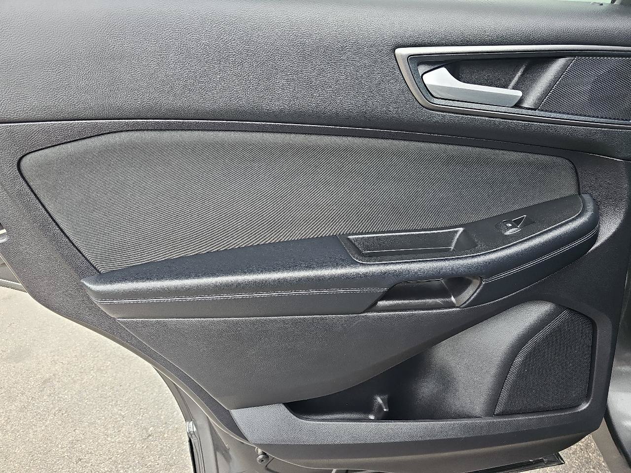 Used 2019 Ford Edge SE FWD image 12