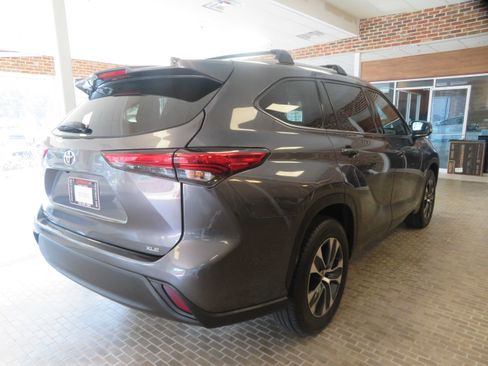 Used 2020 Toyota Highlander XLE FWD image 5