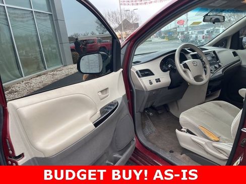 Used 2014 Toyota Sienna L image 4