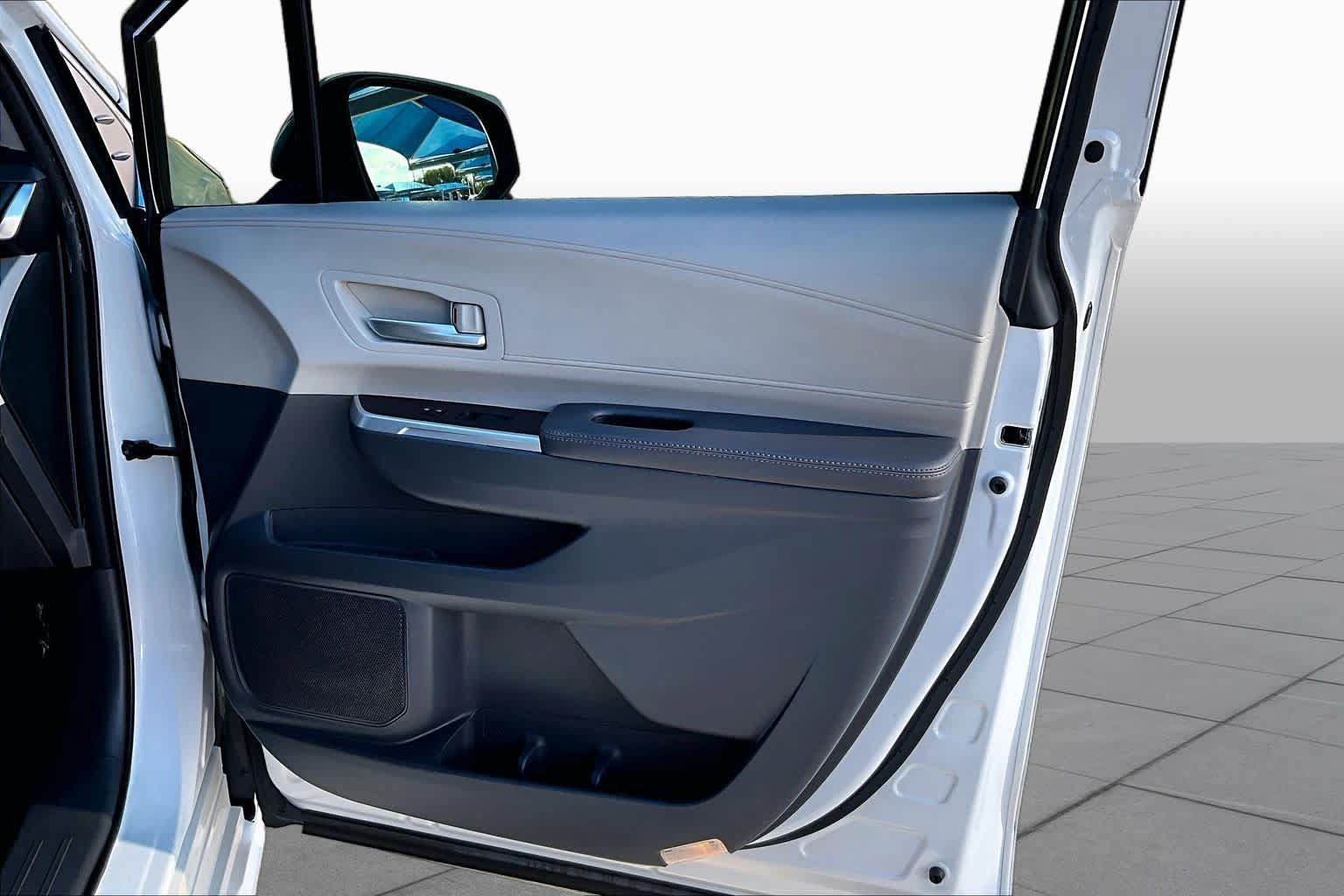 Used 2022 Toyota Sienna XLE FWD image 21