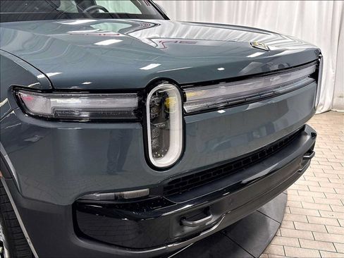 Used 2025 Rivian R1S Premium AWD/4WD image 32