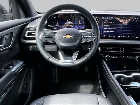 Used 2025 Chevrolet Traverse LT w/ Sun and Wheel Package FWD image 6