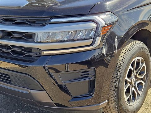 Used 2024 Ford Expedition XLT image 9