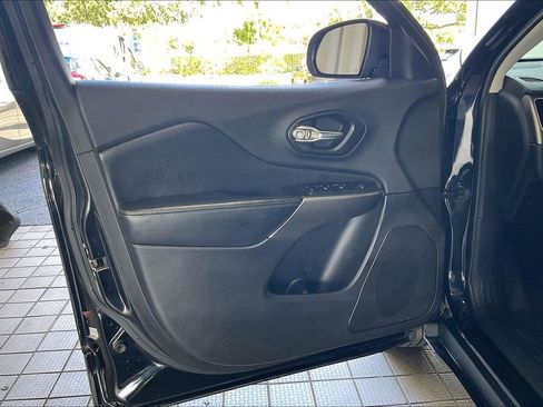 Used 2020 Jeep Cherokee Latitude FWD image 2