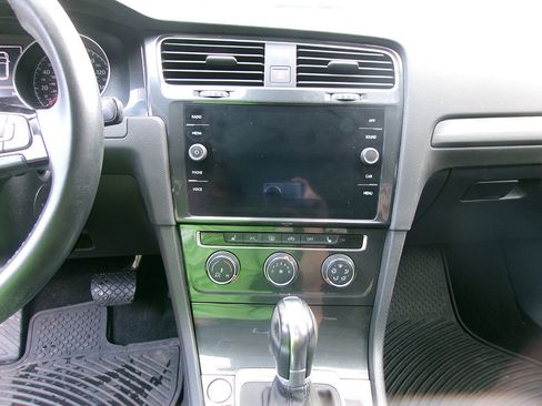 Used 2019 Volkswagen Golf S image 15