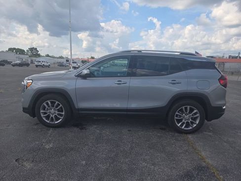 Used 2024 GMC Terrain SLT w/ Tech Package FWD image 5