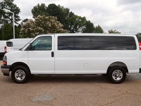 Used 2025 Chevrolet Express 3500 LT w/ LT Preferred Equipment Group RWD image 4