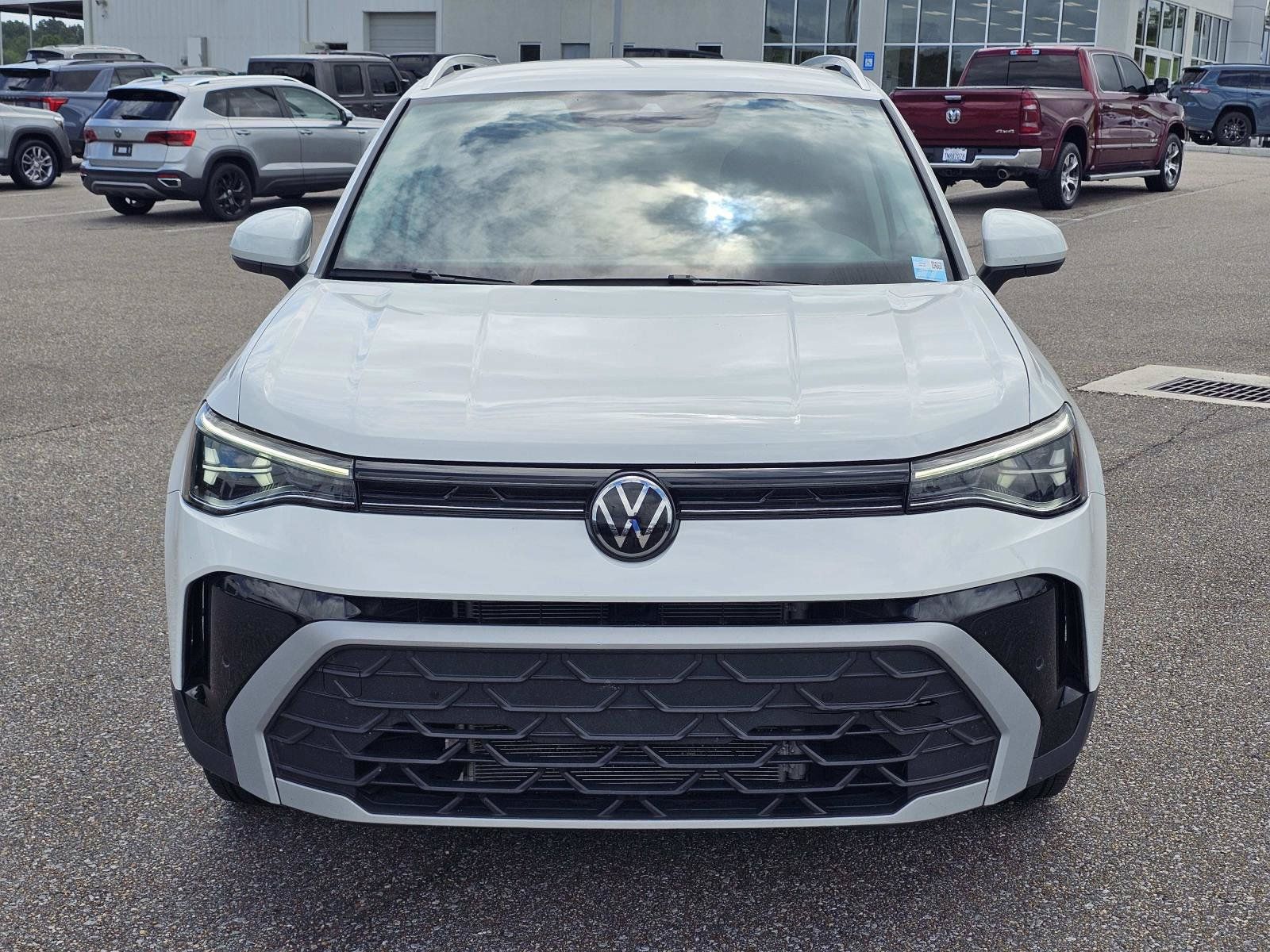 Used 2025 Volkswagen Taos SE FWD image 2