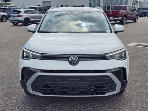 Used 2025 Volkswagen Taos SE FWD image 2