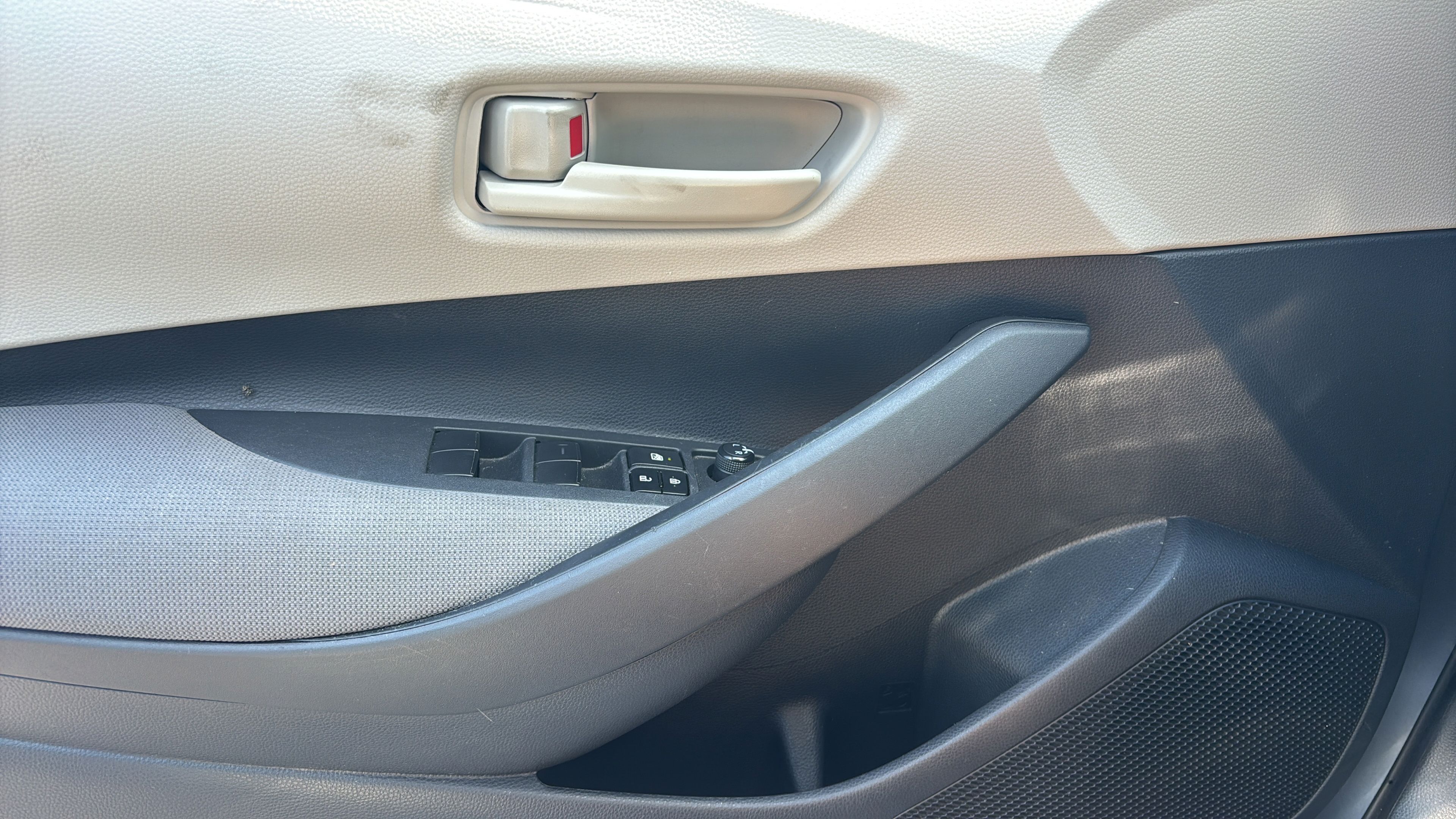 Used 2025 Toyota Corolla LE FWD image 18