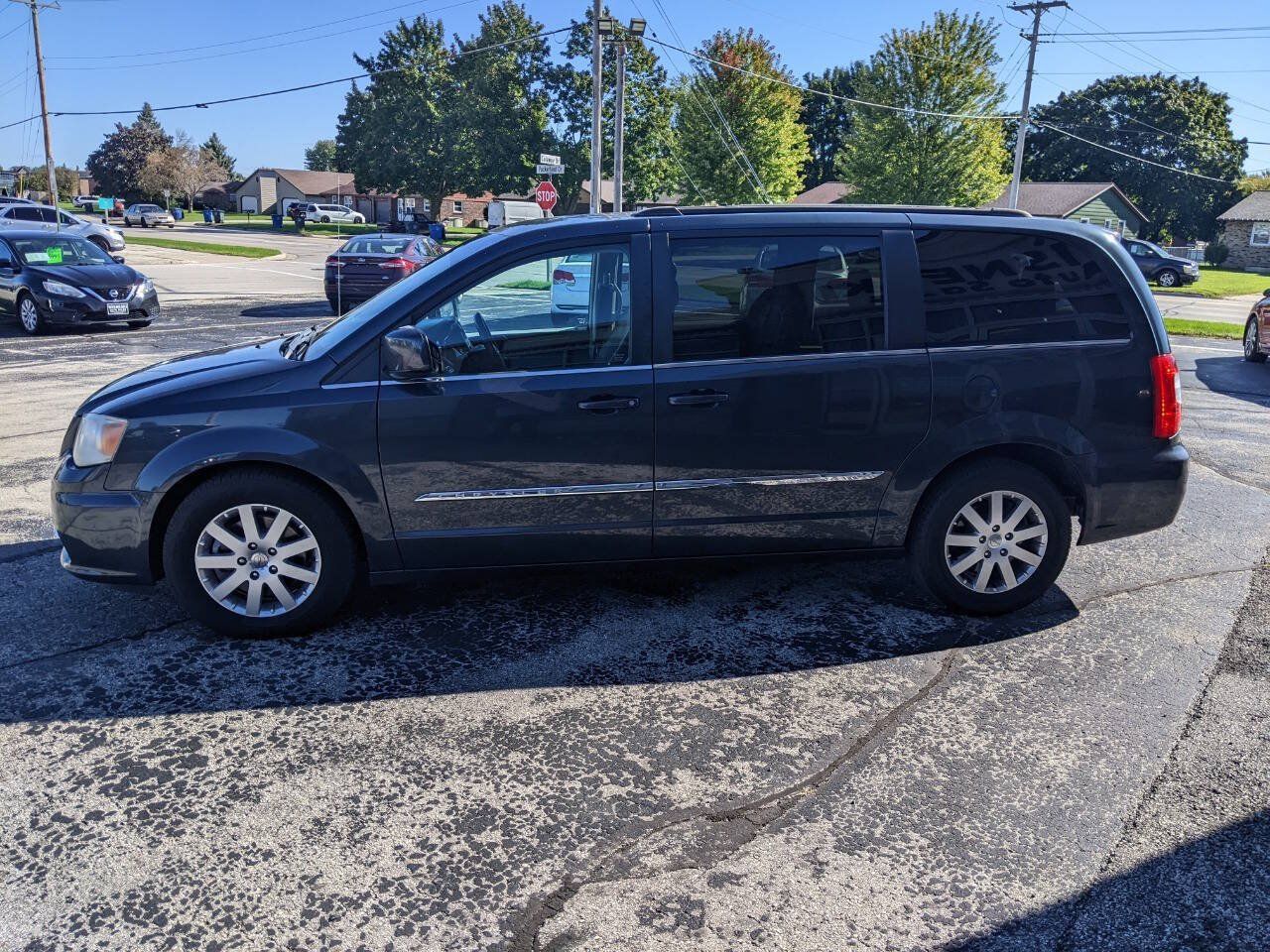 Used 2014 Chrysler Town & Country Touring FWD image 6