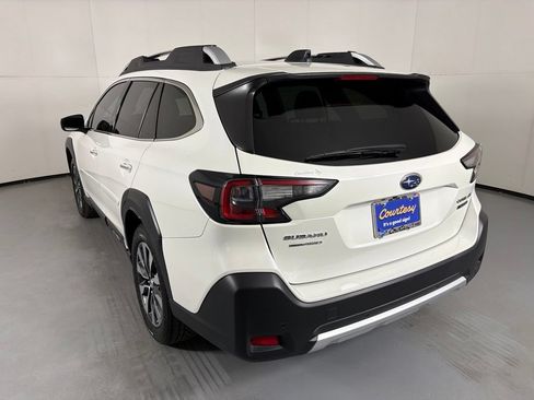 Used 2023 Subaru Outback Touring AWD/4WD image 6