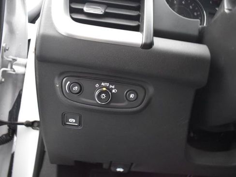 Used 2023 GMC Terrain SLT image 15