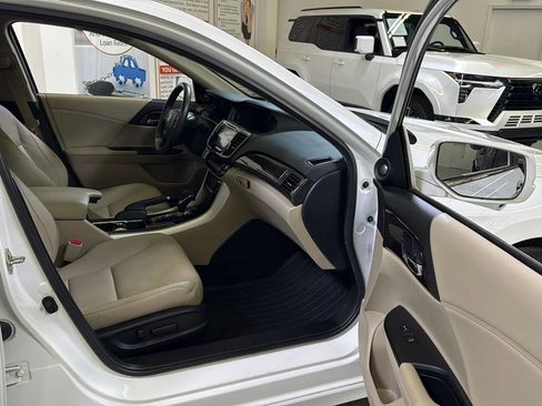 Used 2016 Honda Accord Touring image 15