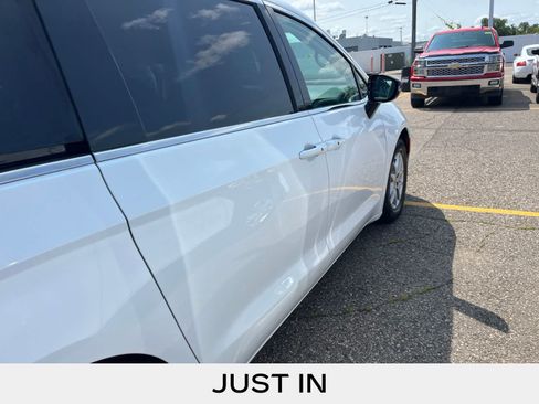 Used 2024 Chrysler Pacifica Touring-L FWD image 18