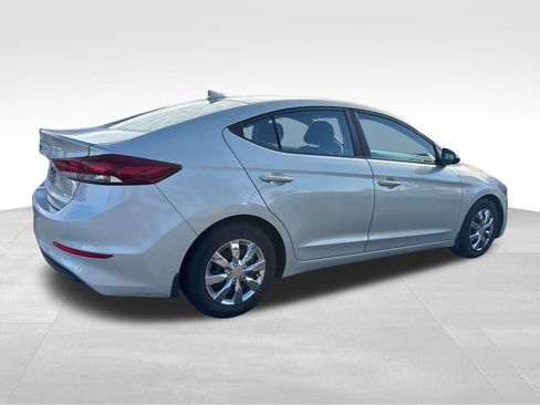 Used 2017 Hyundai Elantra SE image 14