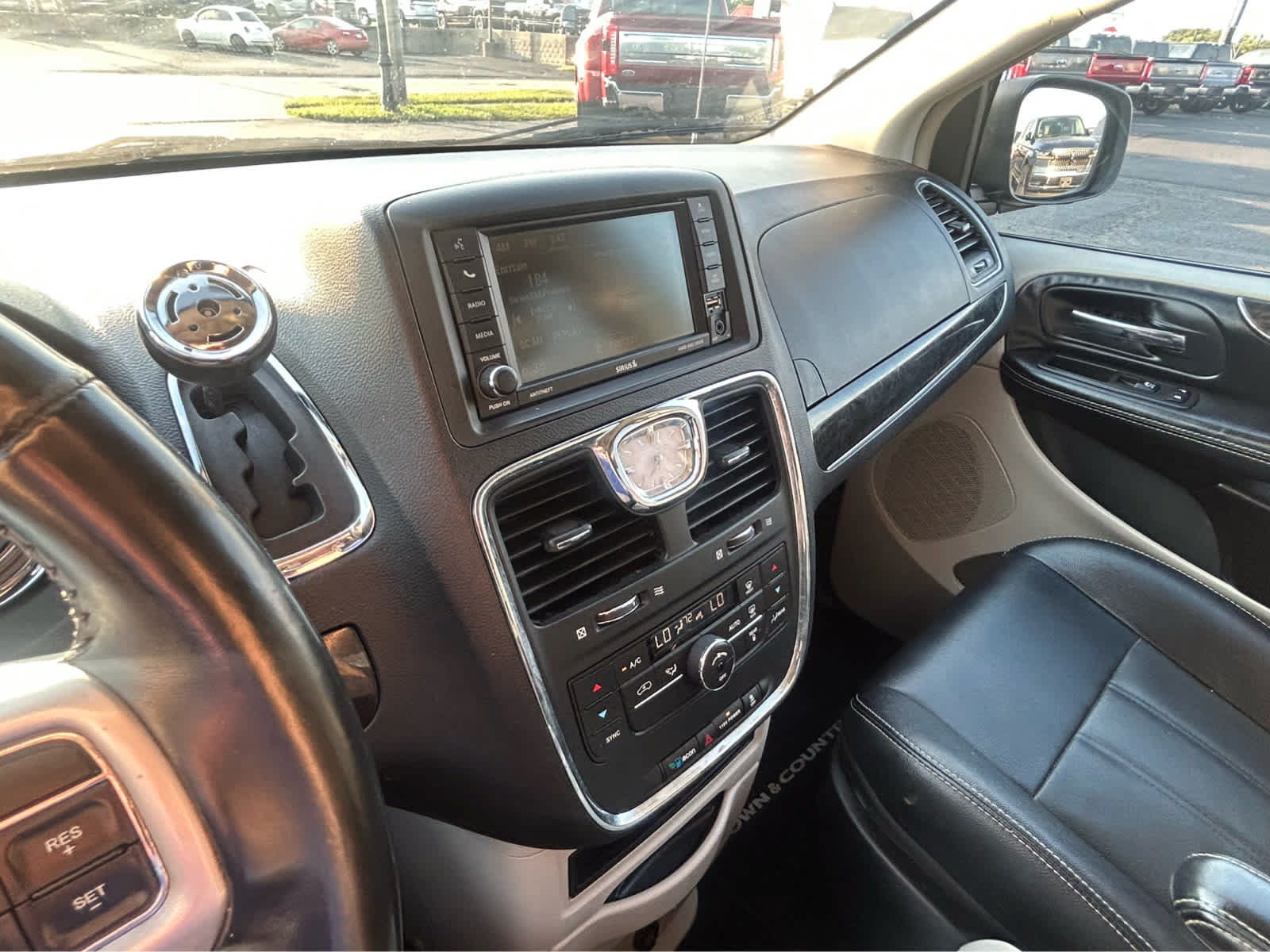 Used 2016 Chrysler Town & Country Touring FWD image 25