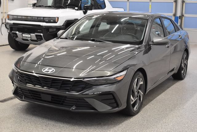 Used 2025 Hyundai Elantra Limited FWD image 9