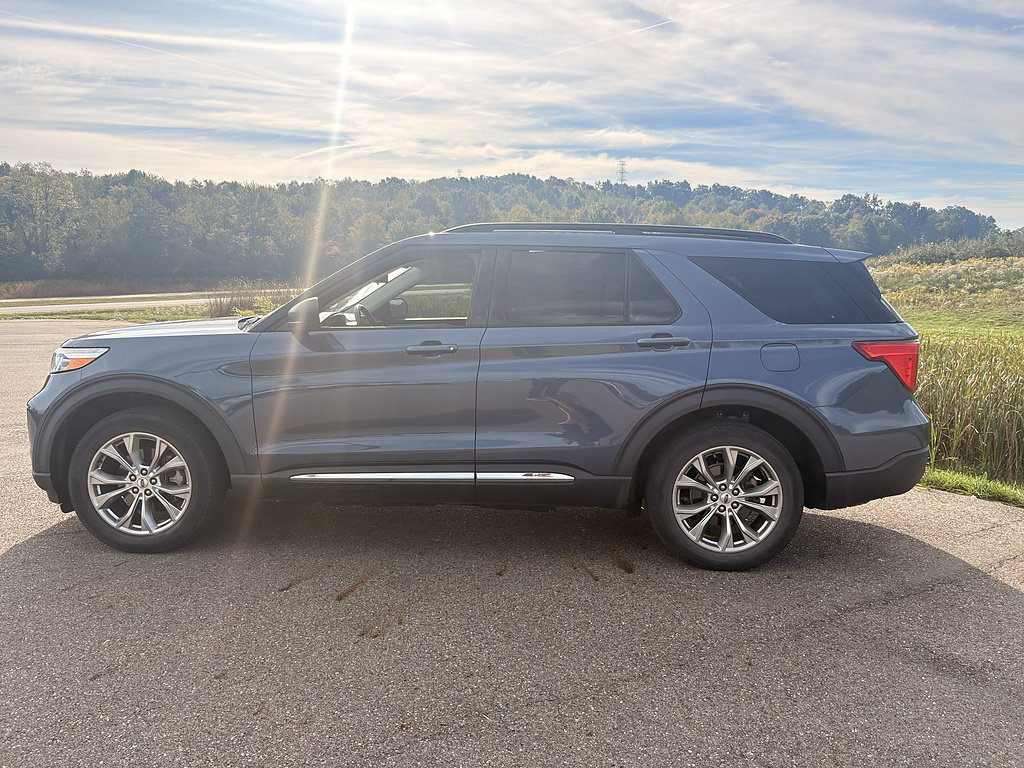 Used 2021 Ford Explorer XLT w/ Equipment Group 202A AWD/4WD image 2
