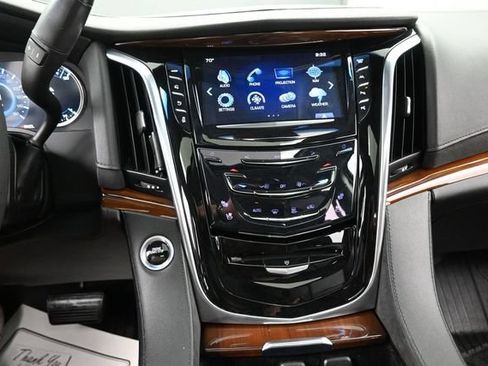 Used 2017 Cadillac Escalade Luxury AWD/4WD image 10