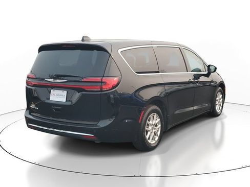 Used 2024 Chrysler Pacifica Touring-L FWD image 4