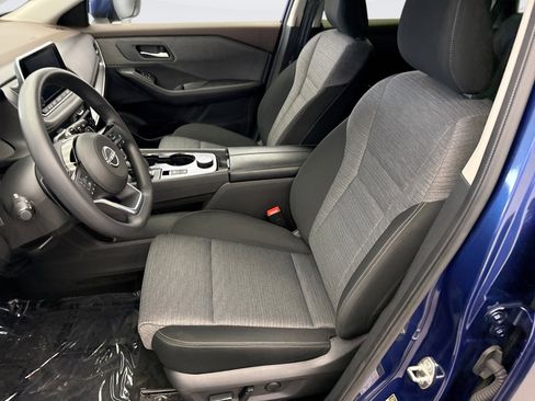 Used 2023 Nissan Rogue SV image 11