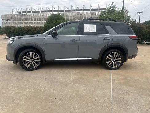 Used 2022 Nissan Pathfinder Platinum w/ Cargo Package FWD image 2