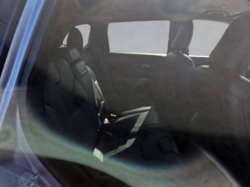 Used 2019 Jeep Cherokee Limited image 24