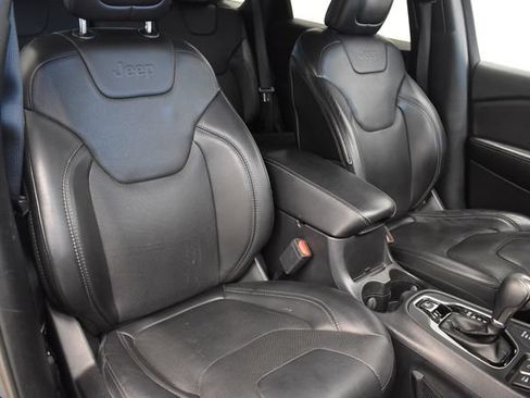 Used 2019 Jeep Cherokee Limited AWD/4WD image 6
