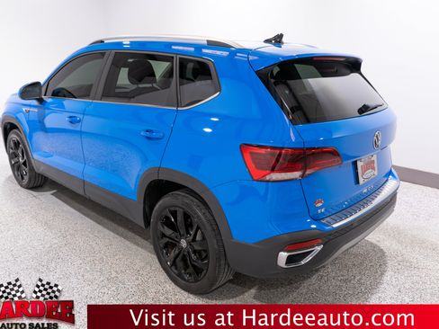 Used 2023 Volkswagen Taos SE w/ Panoramic Sunroof Package FWD image 3