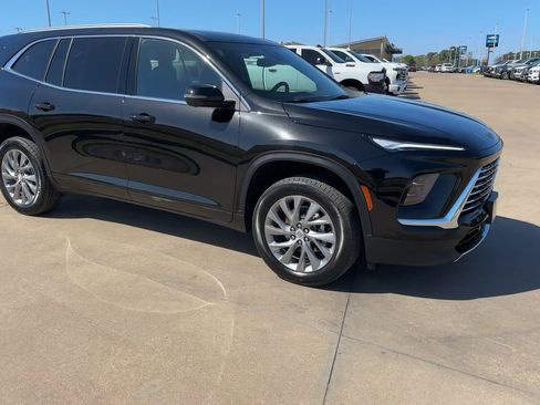 Used 2025 Buick Enclave Preferred image 9