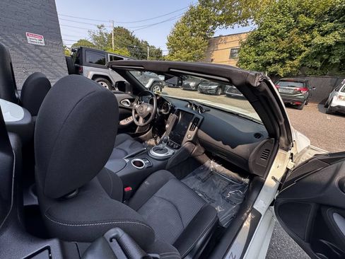 Used 2015 Nissan 370Z Roadster RWD image 16