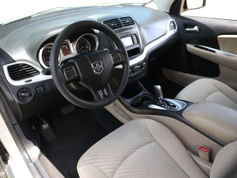 Used 2017 Dodge Journey SXT w/ Comfort/Convenience Group FWD image 4