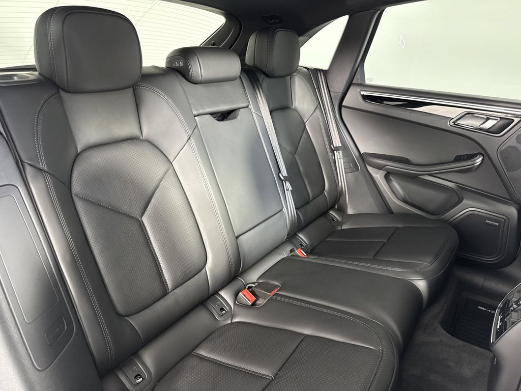 Certified 2025 Porsche Macan AWD/4WD image 23