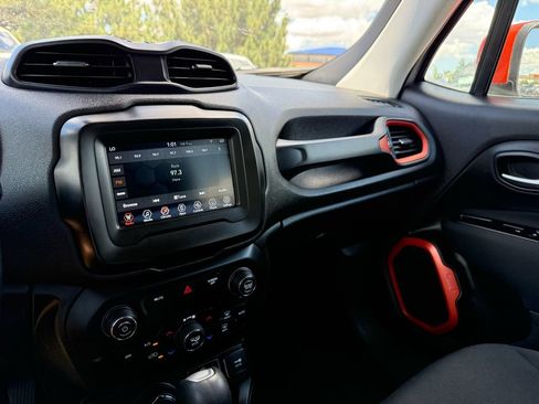 Used 2020 Jeep Renegade Latitude AWD/4WD image 30