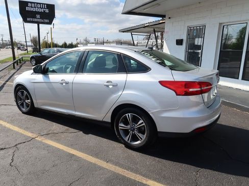 Used 2018 Ford Focus SE w/ SE Appearance Package image 4