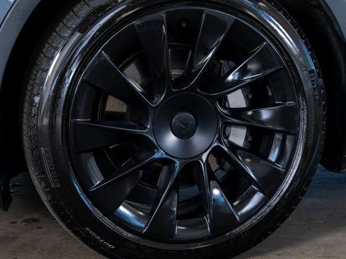 Used 2022 Tesla Model Y Long Range image 10