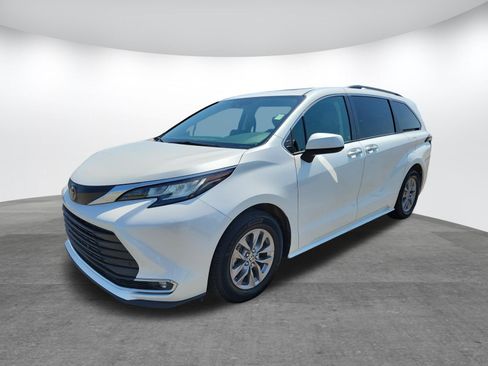 Certified 2023 Toyota Sienna XLE FWD image 3